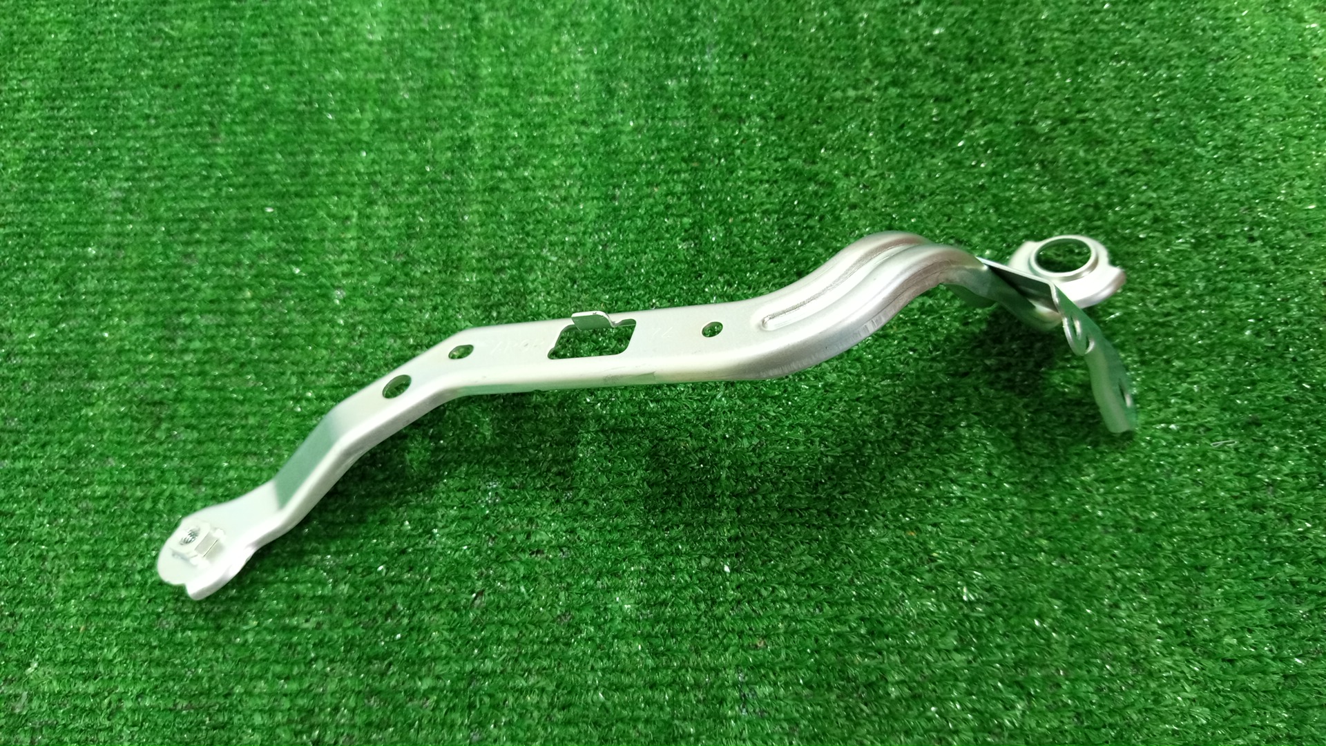 Крепление LEXUS RX300 AGL25W 17119-31120 2 ракурс