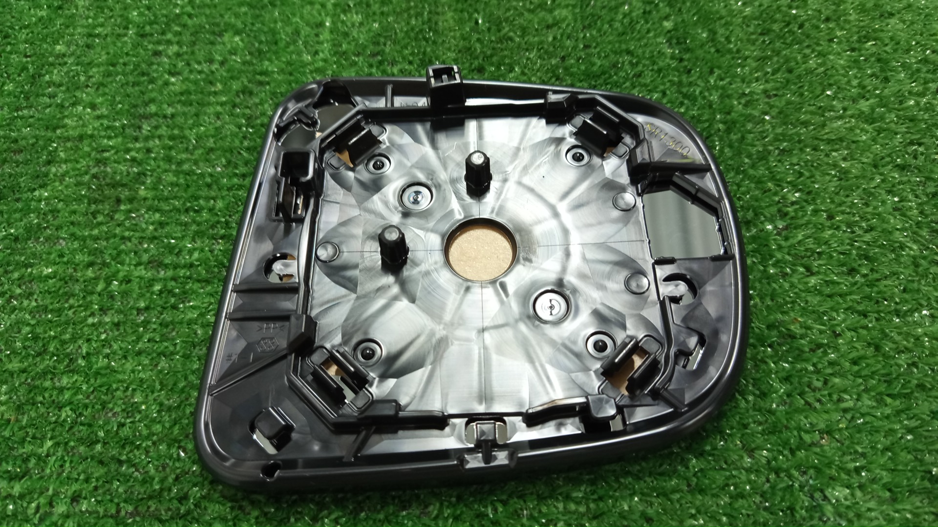 Зеркало-полотно левое переднее TOYOTA RAIZE A201A 87947-B1130 2 ракурс Зеркало-полотно левое переднее TOYOTA RAIZE A201A 87947-B1130 2 ракурс