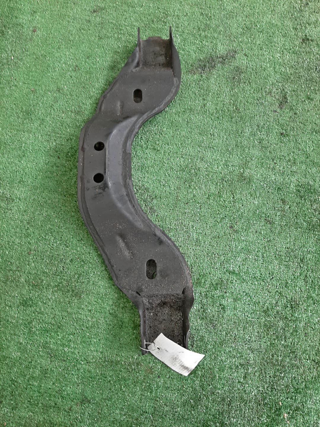 Крепление редуктора переднее ISUZU BIGHORN UBS69GW 4JG2-T 2 ракурс
