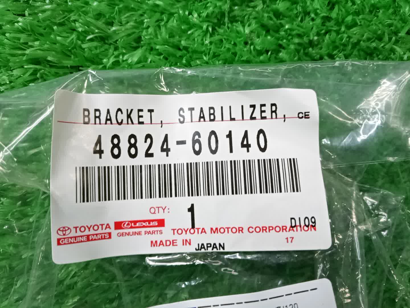 Крепление стабилизатора правое переднее TOYOTA LAND CRUISER PRADO VZJ120 48824-60140 1 ракурс
