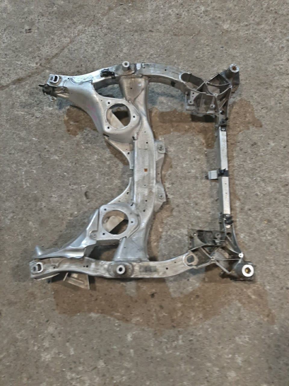 Балка под двс передняя BMW 5-Series Gran Turismo F07 N55B30A 1150 3 ракурс