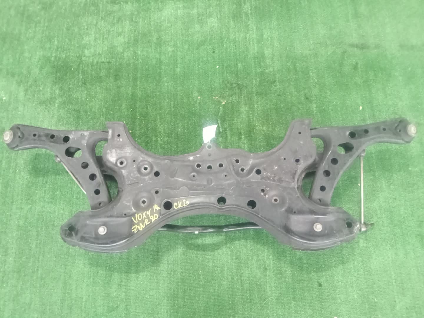 Балка под двс передняя TOYOTA VOXY ZWR80G 2ZR-FXE 4467 2 ракурс