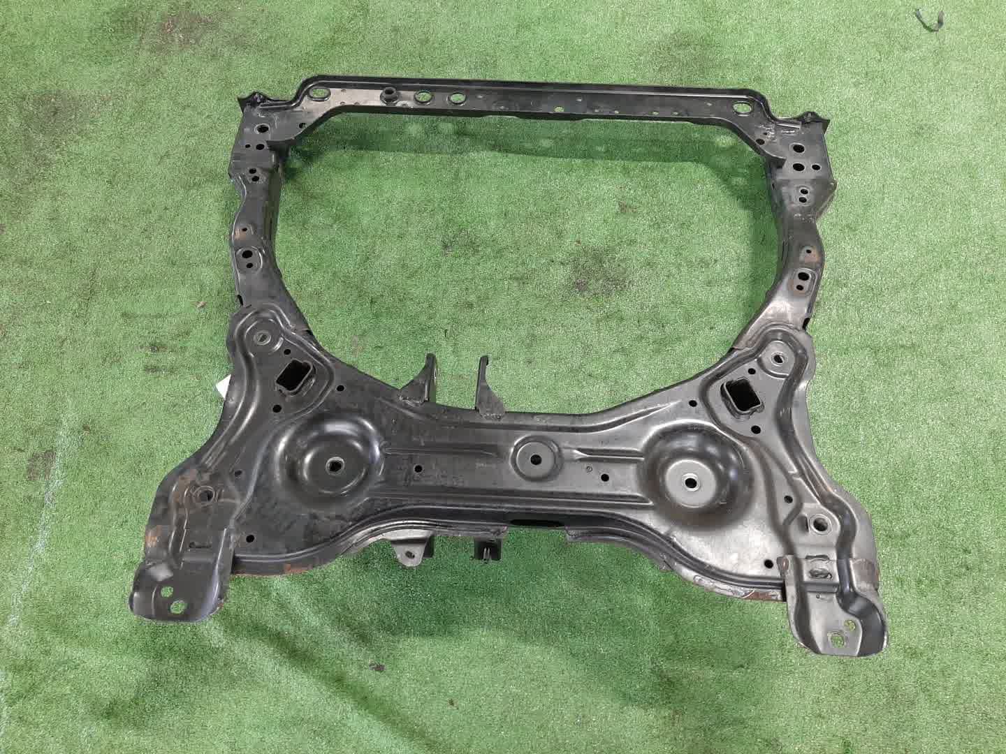 Балка под двс NISSAN NOTE E12 HR12DE 5894 2 ракурс