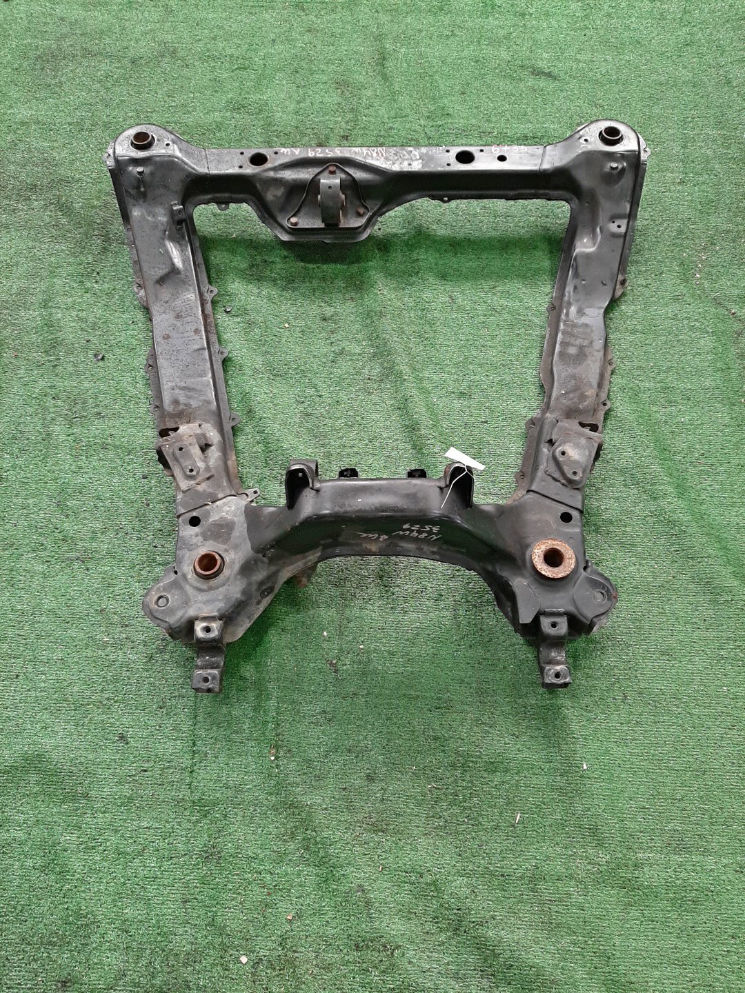 Балка под двс передняя MITSUBISHI CHARIOT GRANDIS N84W 4G64 6735 2 ракурс