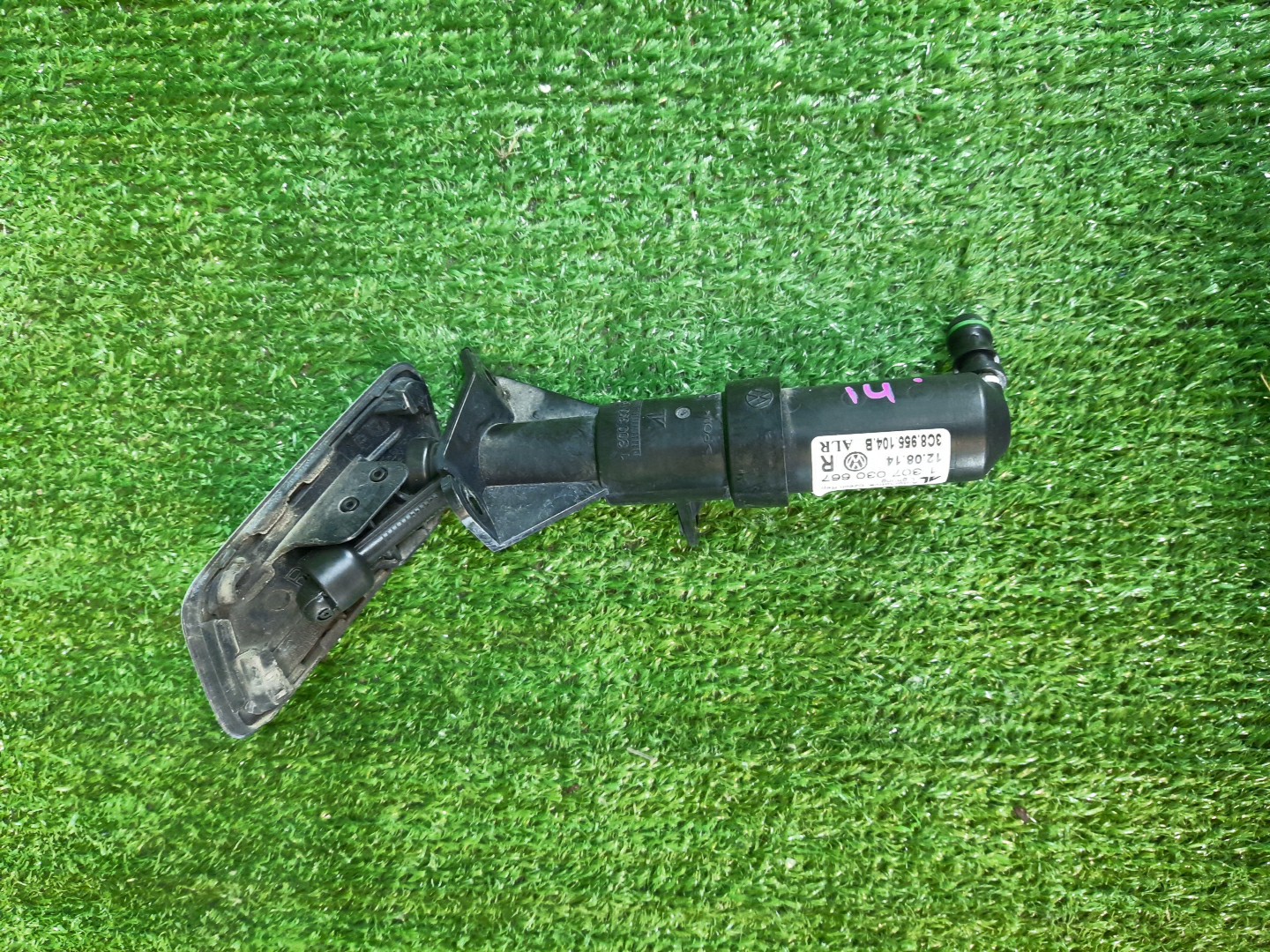Форсунка омывателя правая передняя VOLKSWAGEN PASSAT CC 358 3C8900104 2 ракурс
