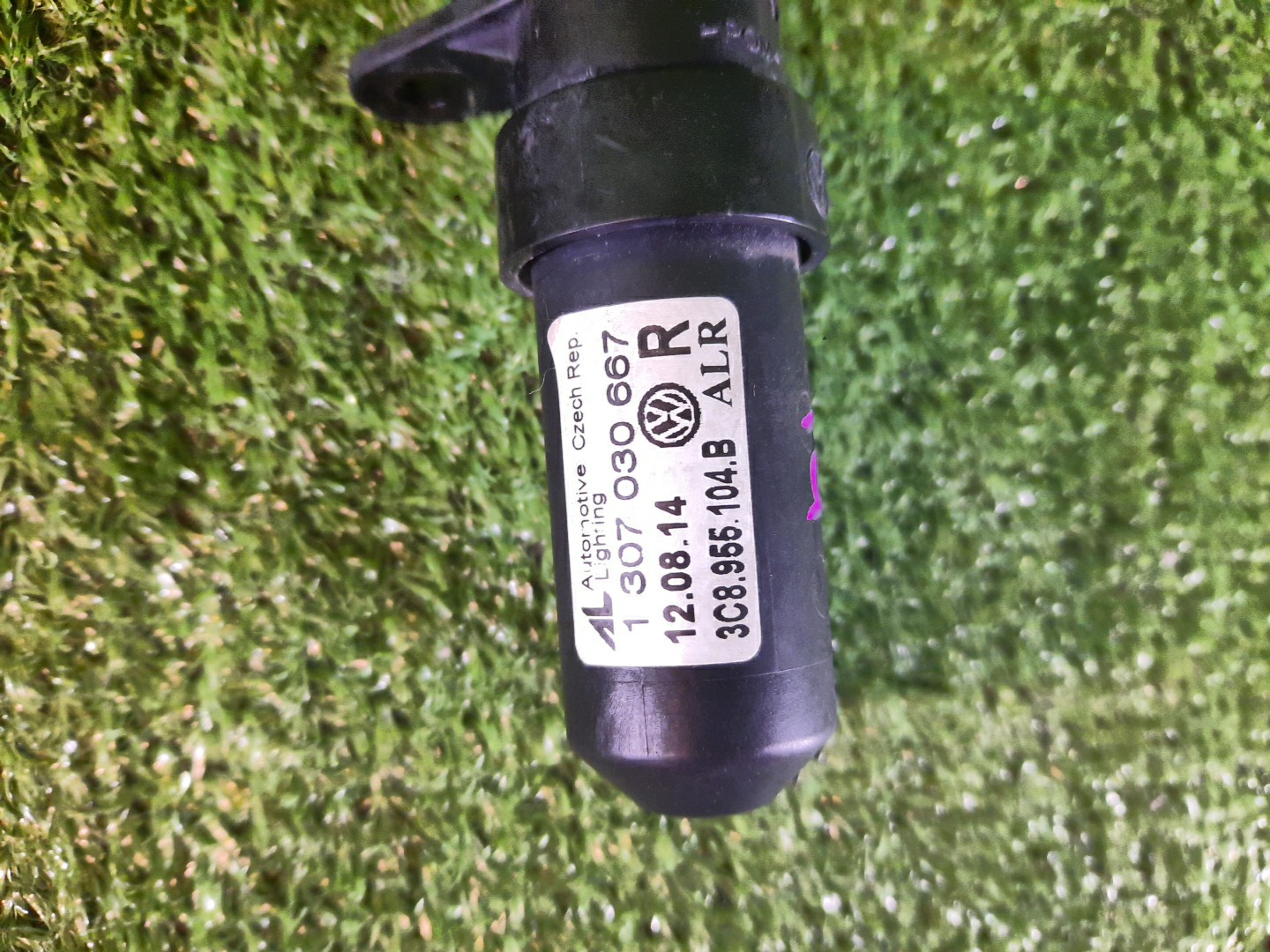 Форсунка омывателя правая передняя VOLKSWAGEN PASSAT CC 358 3C8900104 3 ракурс