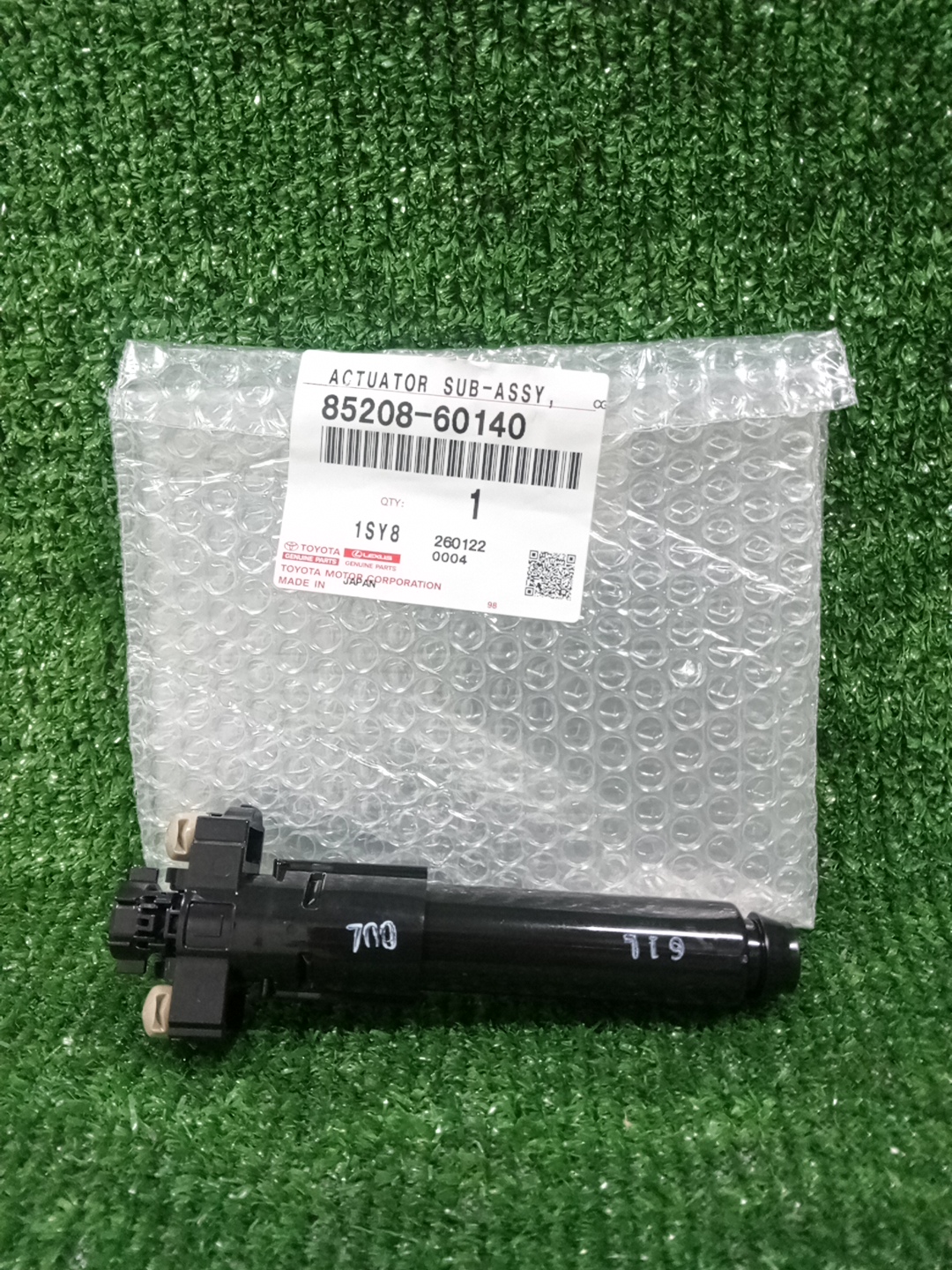 Форсунка омывателя левая передняя LEXUS LX600 VJA310W 85208-60140 2 ракурс