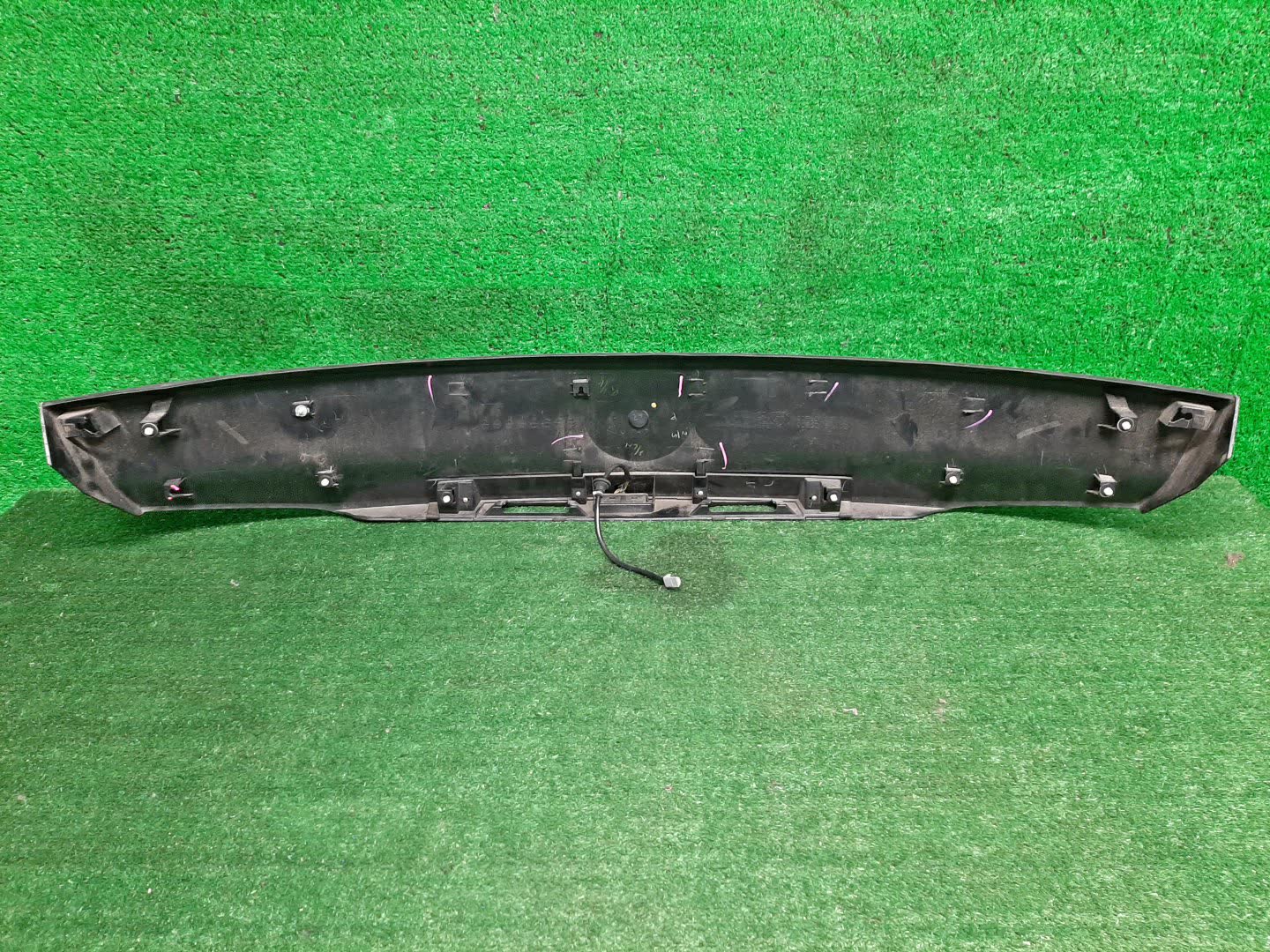 Обшивка двери багажника NISSAN LEAF ZE1 90810-5SK0A 2 ракурс