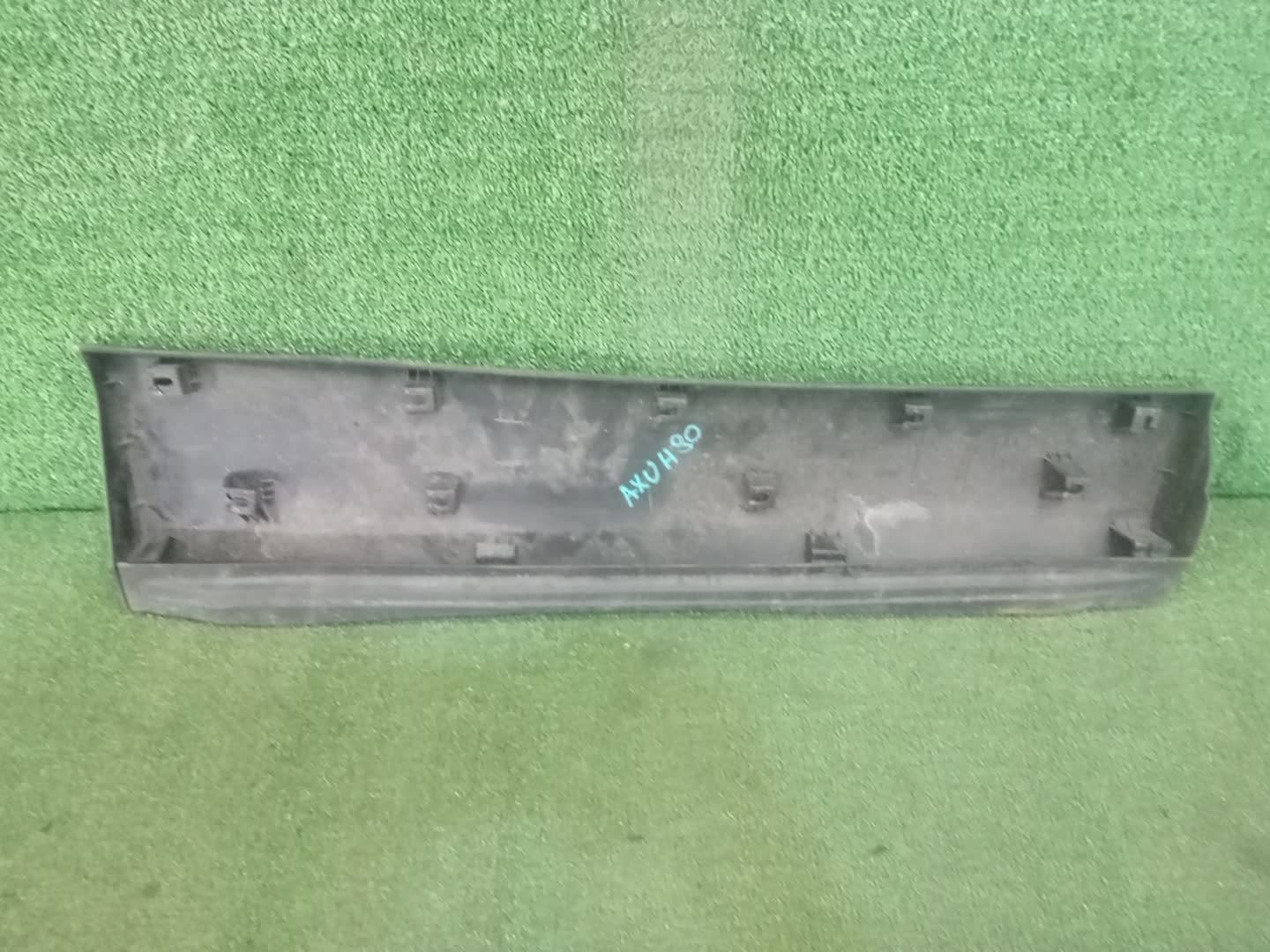 Накладка на дверь левая задняя TOYOTA HARRIER AXUH80 75078-48020 3 ракурс Накладка на дверь левая задняя TOYOTA HARRIER AXUH80 75078-48020 3 ракурс