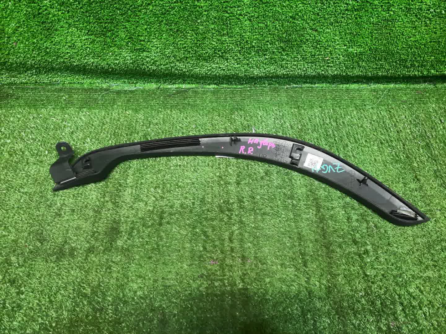 Накладка на дверь правая задняя TOYOTA COROLLA CROSS ZVG15 75075-16010 2 ракурс Накладка на дверь правая задняя TOYOTA COROLLA CROSS ZVG15 75075-16010 2 ракурс
