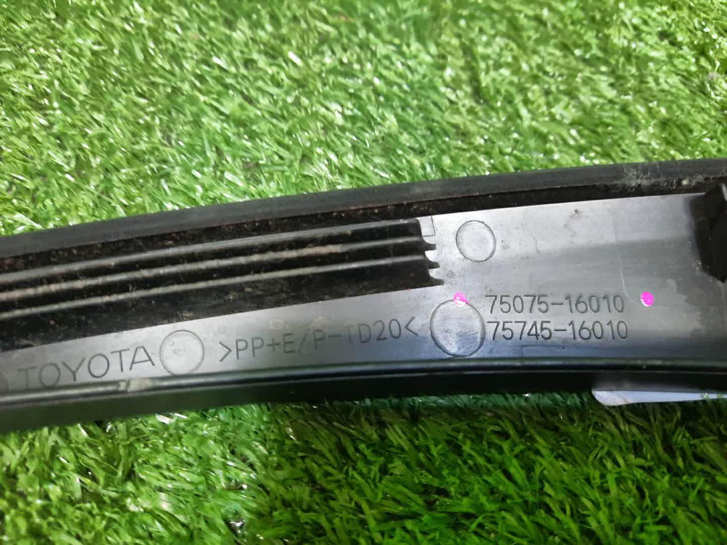 Накладка на дверь правая задняя TOYOTA COROLLA CROSS ZVG15 75075-16010 3 ракурс