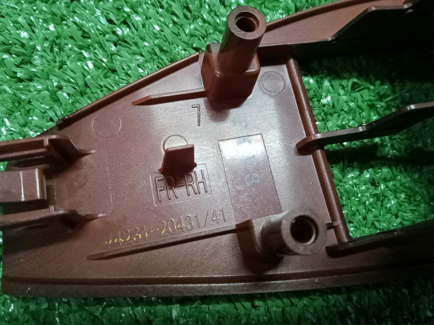 Накладка декоративная правая передняя TOYOTA ALLION ZRT260 74231-20430-E3 3 ракурс Накладка декоративная правая передняя TOYOTA ALLION ZRT260 74231-20430-E3 3 ракурс