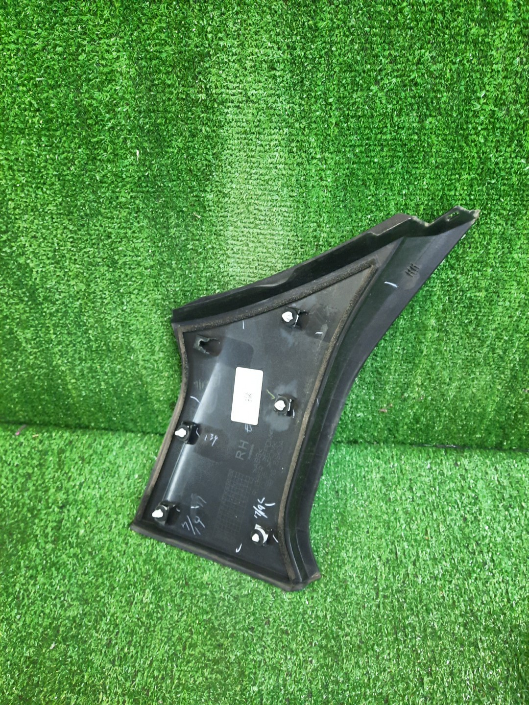 Накладка декоративная правая NISSAN LEAF ZE1 78876-5SK0A 2 ракурс