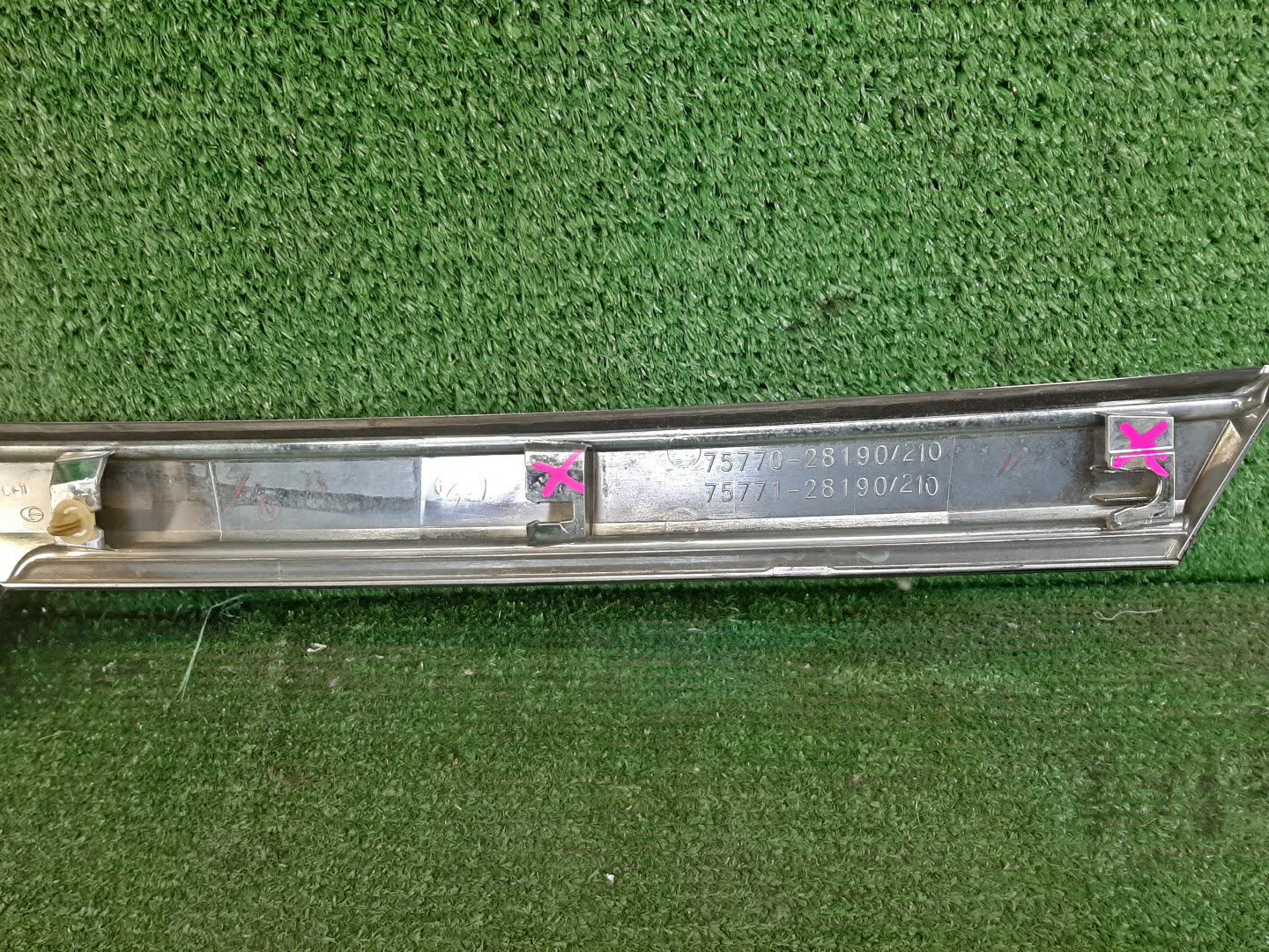 Накладка на капот TOYOTA VOXY ZRR80G 75770-28190 4 ракурс