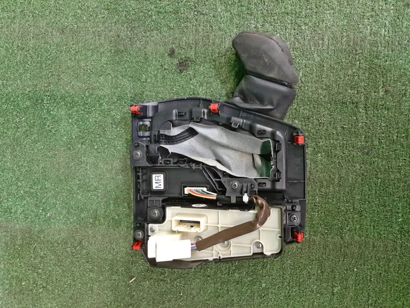 Консоль кпп TOYOTA RAV4 AXAH54 2 ракурс