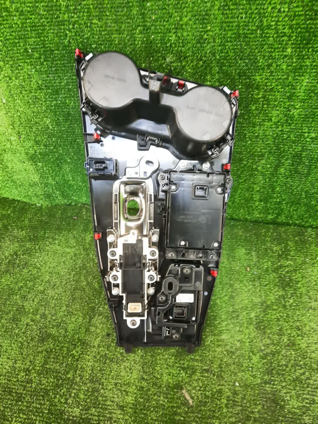 Консоль кпп LEXUS UX300E KMA10 2 ракурс Консоль кпп LEXUS UX300E KMA10 2 ракурс