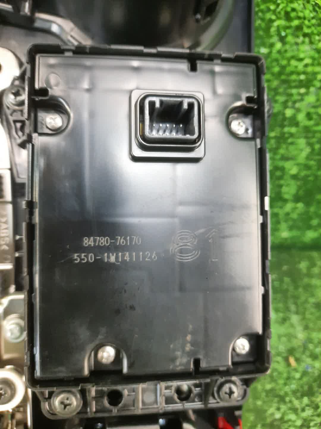 Консоль кпп LEXUS UX300E KMA10 3 ракурс Консоль кпп LEXUS UX300E KMA10 3 ракурс
