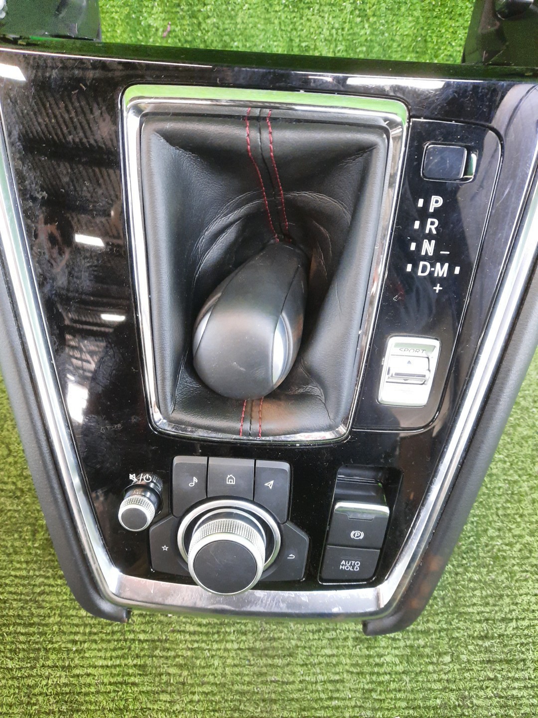 Консоль кпп MAZDA CX-8 KG5P 2 ракурс Консоль кпп MAZDA CX-8 KG5P 2 ракурс