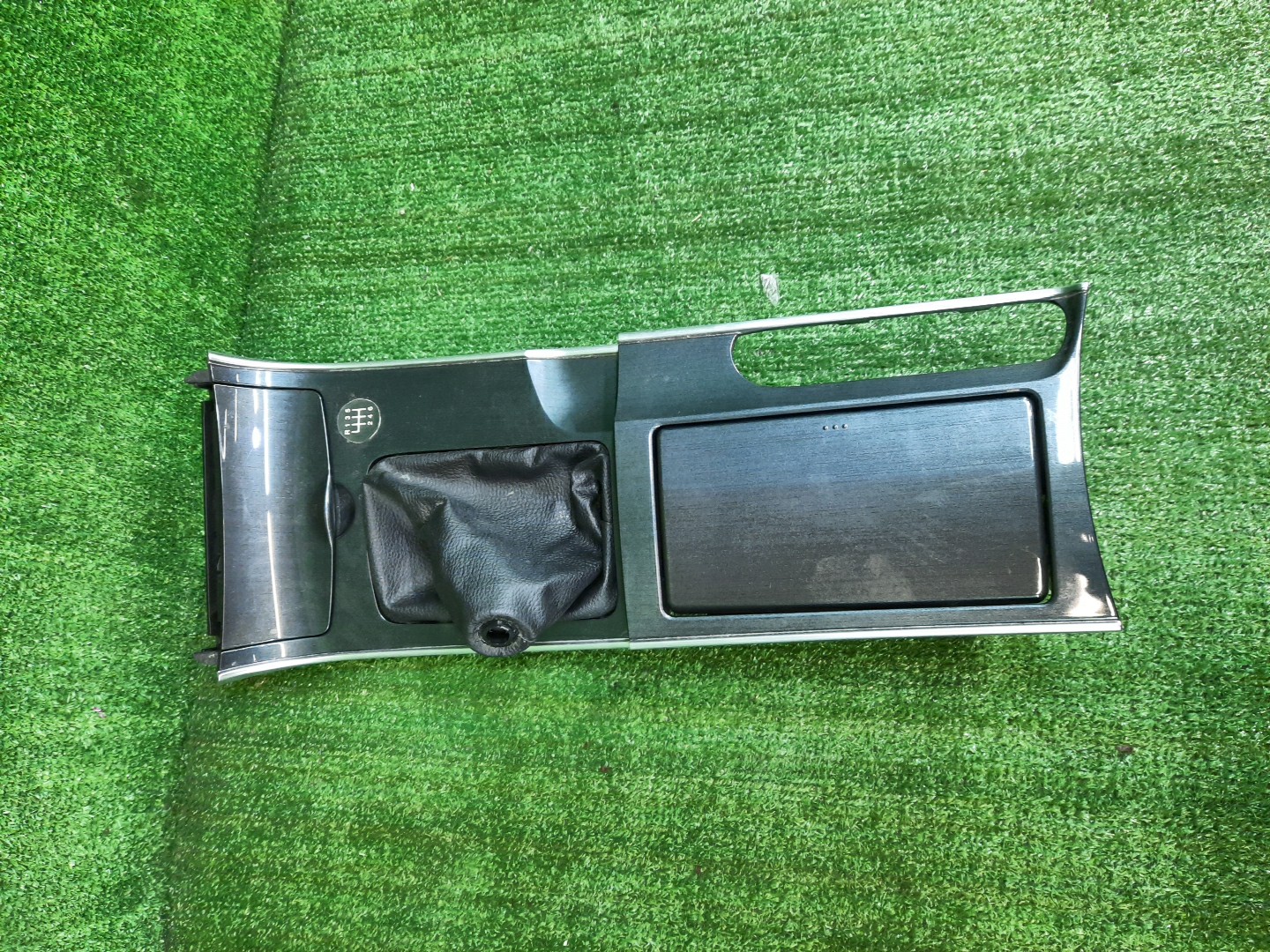 Консоль кпп MAZDA ATENZA GG3S 1 ракурс Консоль кпп MAZDA ATENZA GG3S 1 ракурс