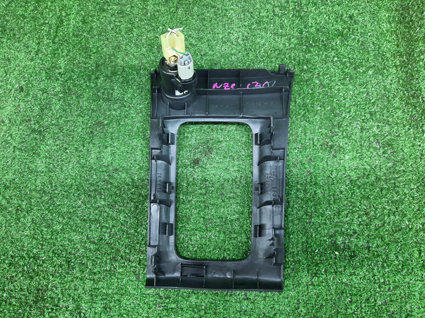 Консоль кпп TOYOTA COROLLA FIELDER NZE121G 2 ракурс