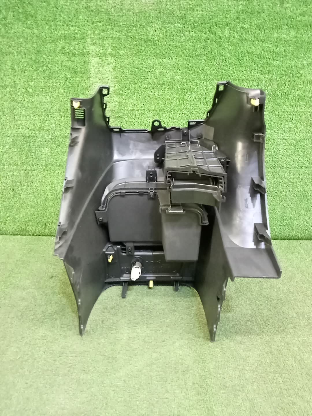 Бардачок TOYOTA WISH ZGE20G 2 ракурс