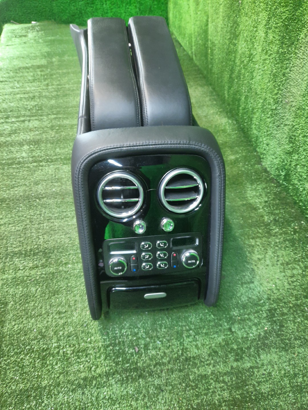 Бардачок между сиденьями BENTLEY FLYING SPUR 3W2 2 ракурс