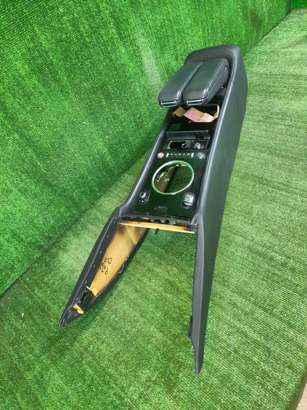 Бардачок между сиденьями BENTLEY FLYING SPUR 3W2 3 ракурс