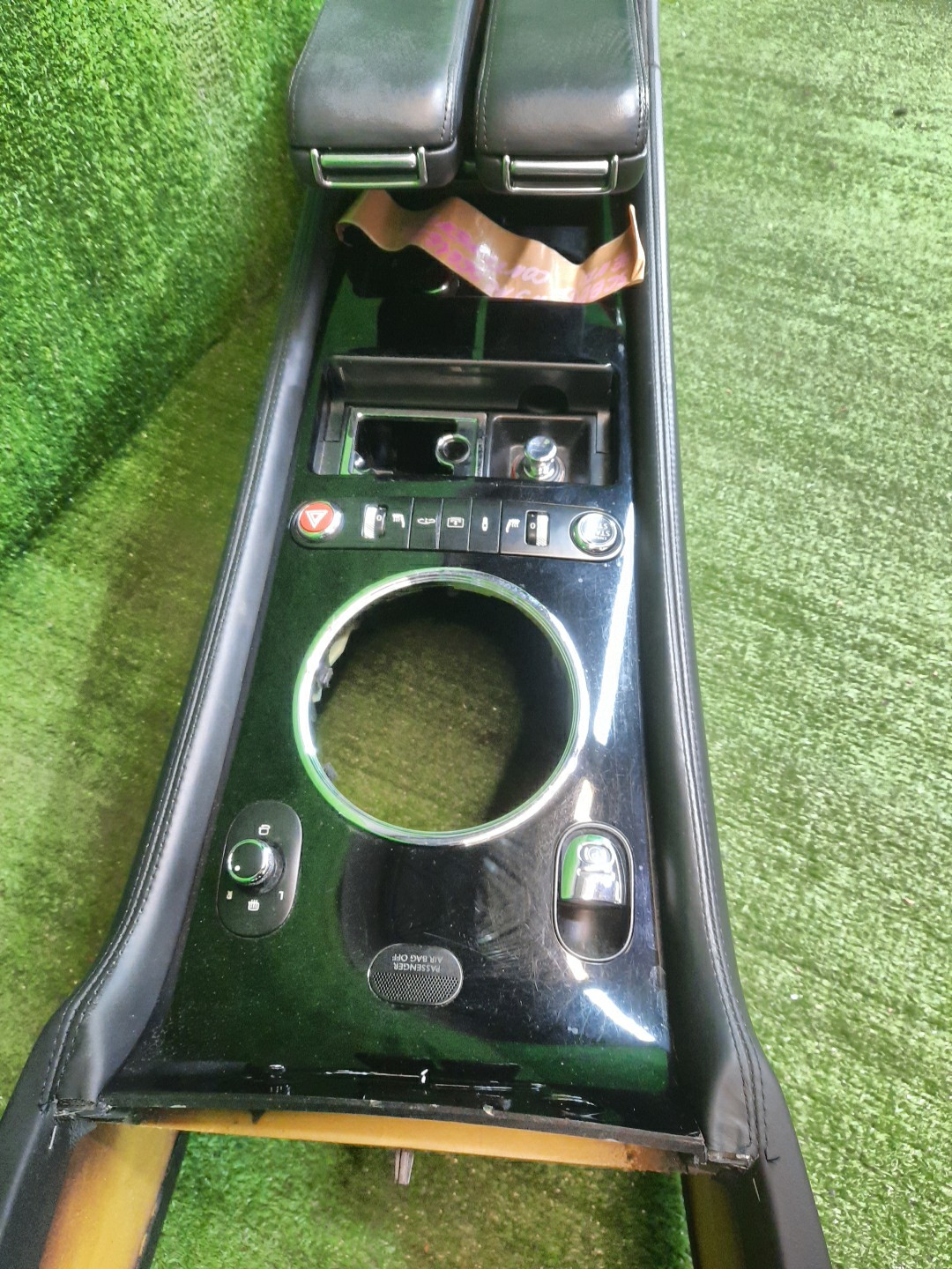 Бардачок между сиденьями BENTLEY FLYING SPUR 3W2 4 ракурс