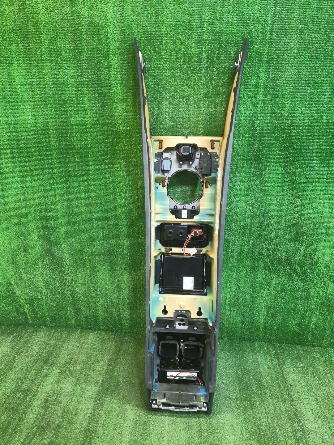 Бардачок между сиденьями BENTLEY FLYING SPUR 3W2 5 ракурс