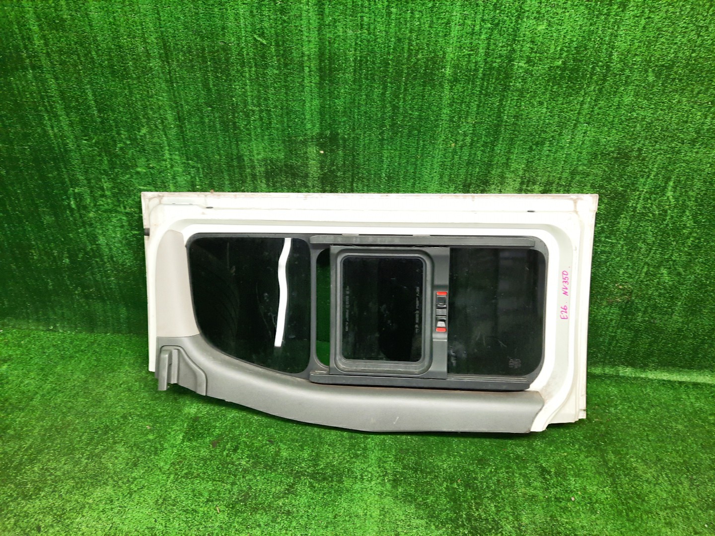 Стекло двери правое заднее NISSAN NV350 CARAVAN E26 2 ракурс