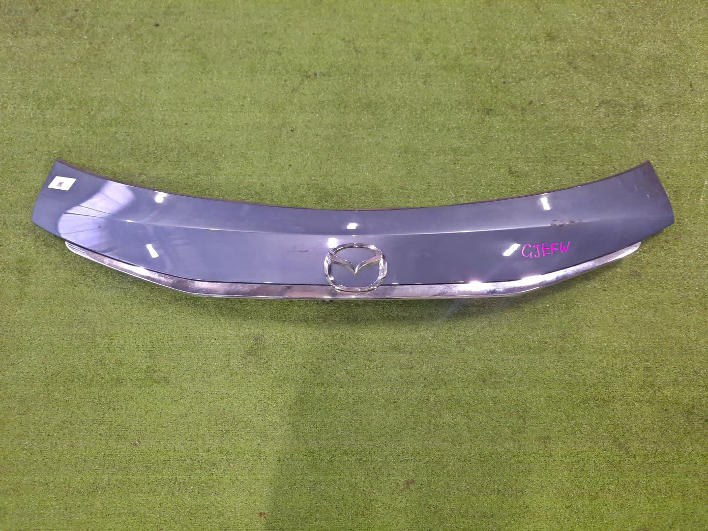 Обшивка двери багажника MAZDA ATENZA GJ2FW 1 ракурс Обшивка двери багажника MAZDA ATENZA GJ2FW 1 ракурс