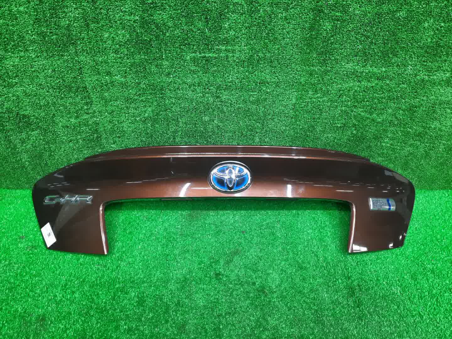 Накладка 5-й двери TOYOTA C-HR ZYX10 76811-10160 1 ракурс Накладка 5-й двери TOYOTA C-HR ZYX10 76811-10160 1 ракурс