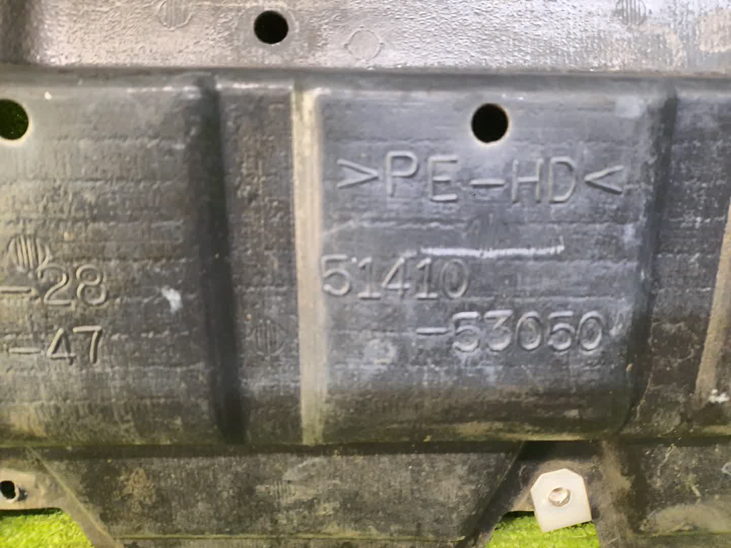 Защита двигателя TOYOTA ALTEZZA GXE10 51410-53050 2 ракурс Защита двигателя TOYOTA ALTEZZA GXE10 51410-53050 2 ракурс