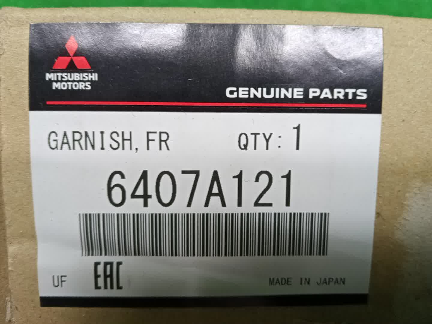 Молдинг на бампер левый передний MITSUBISHI PAJERO V93W 6407A121 4 ракурс