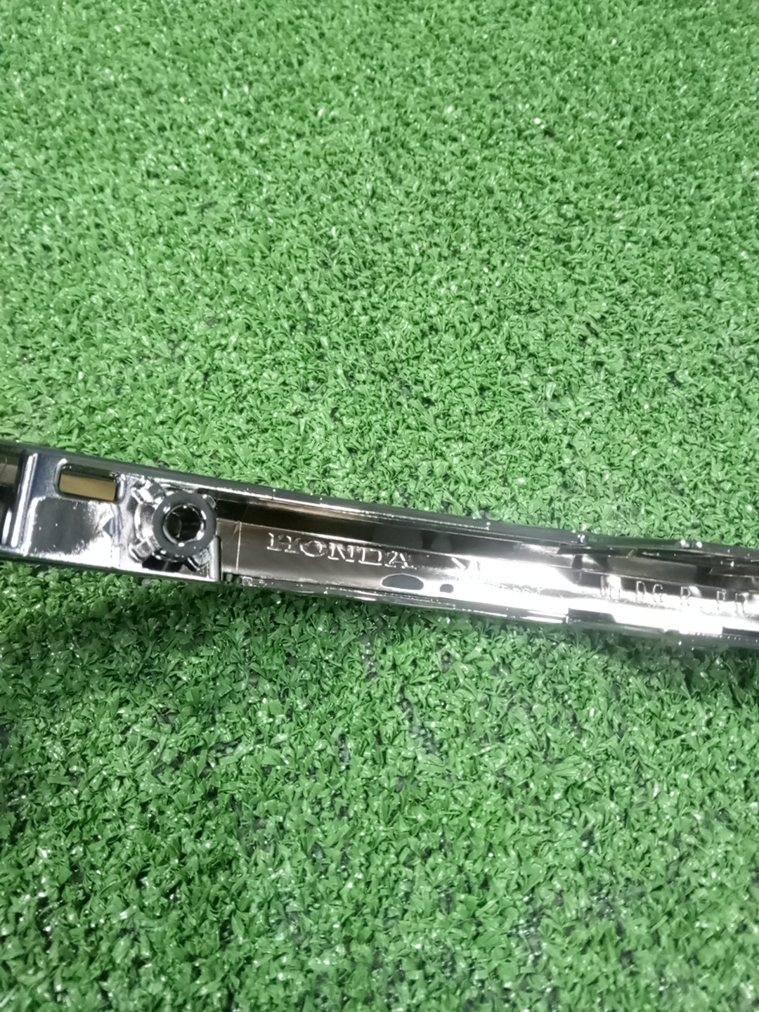 Молдинг на бампер правый передний HONDA STEPWGN RP7 71104-3T0-J01 3 ракурс