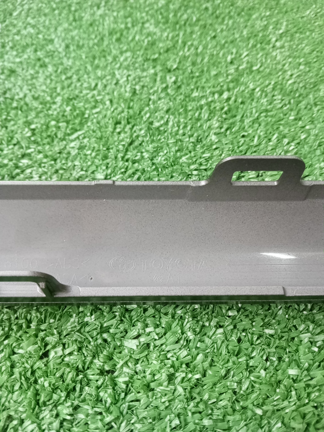 Молдинг на бампер задний TOYOTA COROLLA CROSS ZSG10 52151-16100 3 ракурс