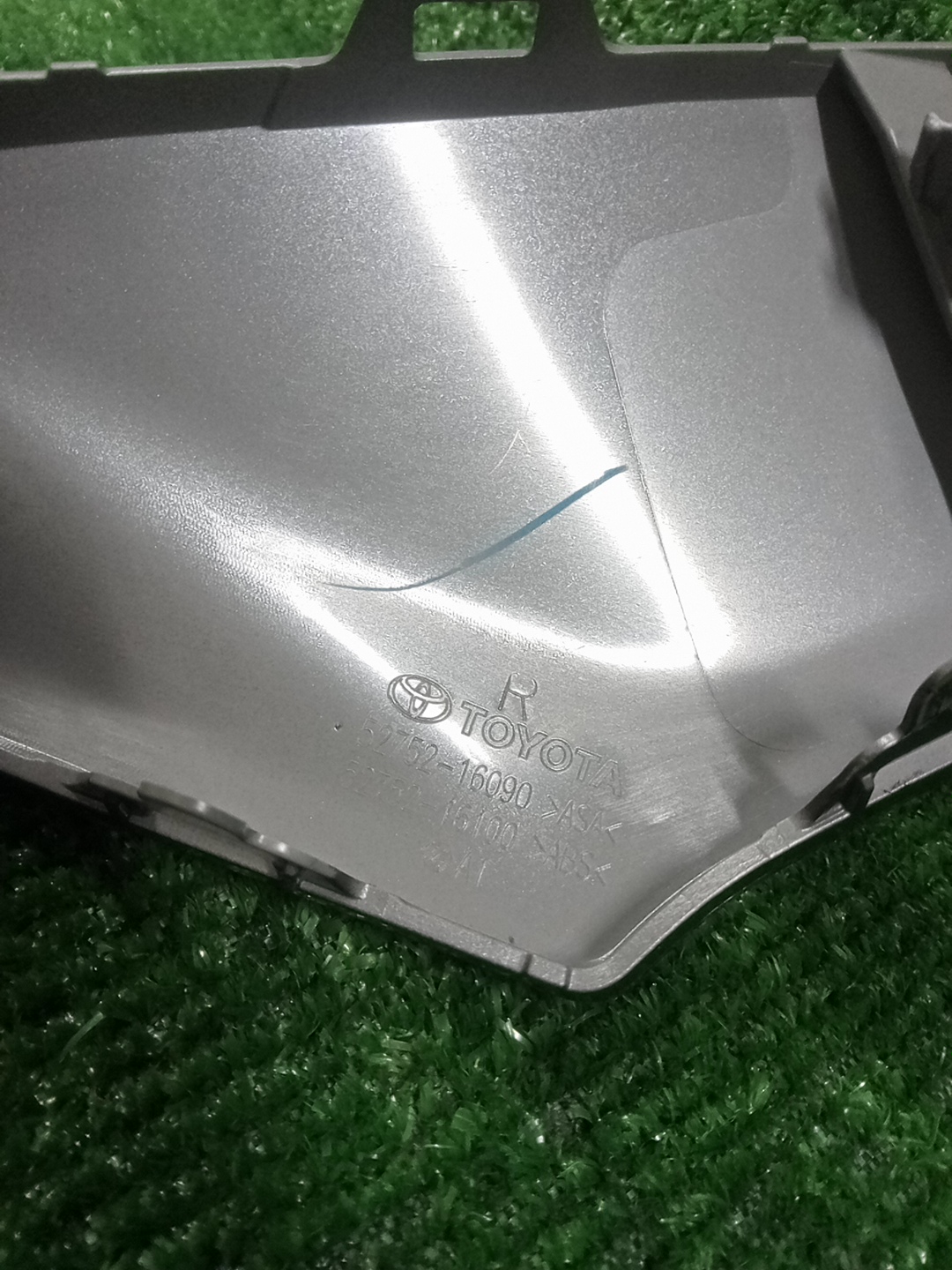 Молдинг на бампер правый задний TOYOTA COROLLA CROSS ZSG10 52752-16100 3 ракурс