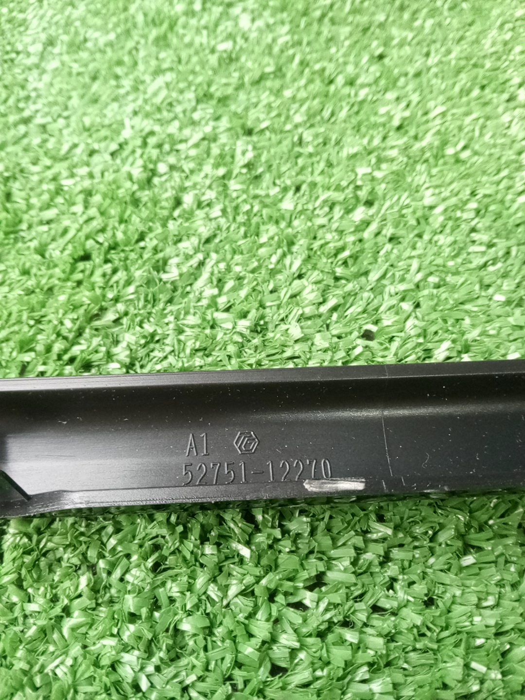 Молдинг на бампер задний TOYOTA AURIS NZE181H 52751-12270 3 ракурс
