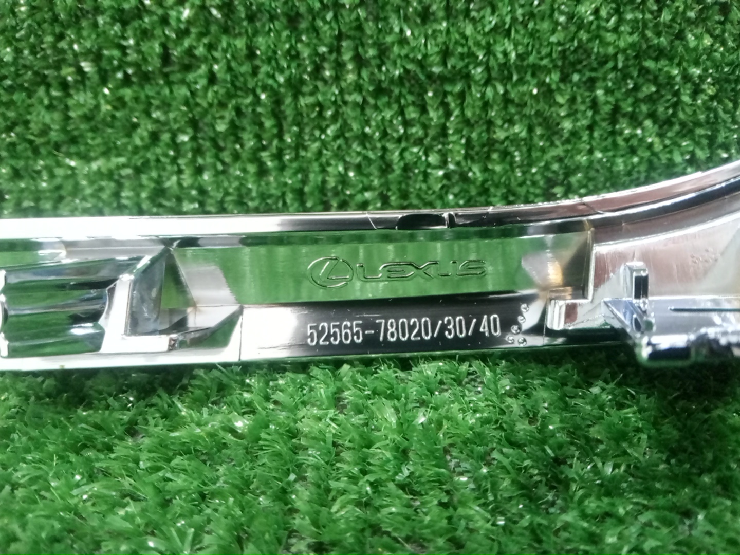 Молдинг на бампер правый задний LEXUS NX300H AYZ10 52565-78020 3 ракурс