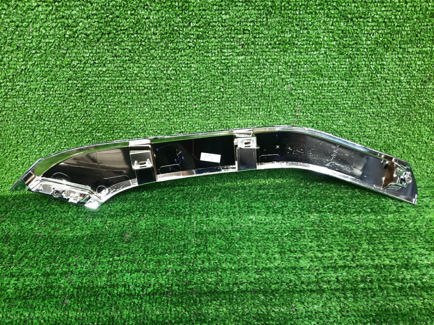 Молдинг на бампер левый передний MITSUBISHI ECLIPSE CROSS GK1W 6407A423 2 ракурс
