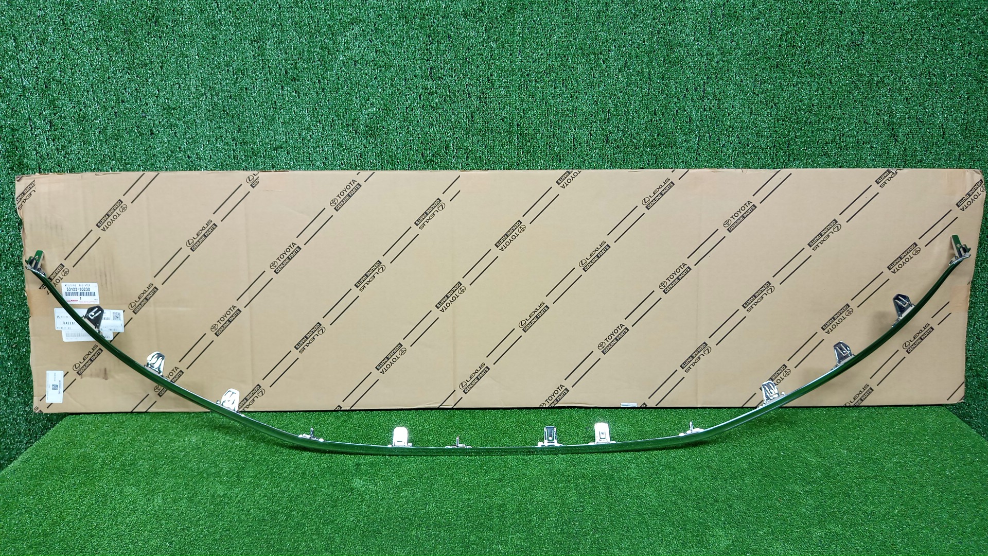 Молдинг на бампер передний TOYOTA CROWN AWS210 53122-30230 1 ракурс