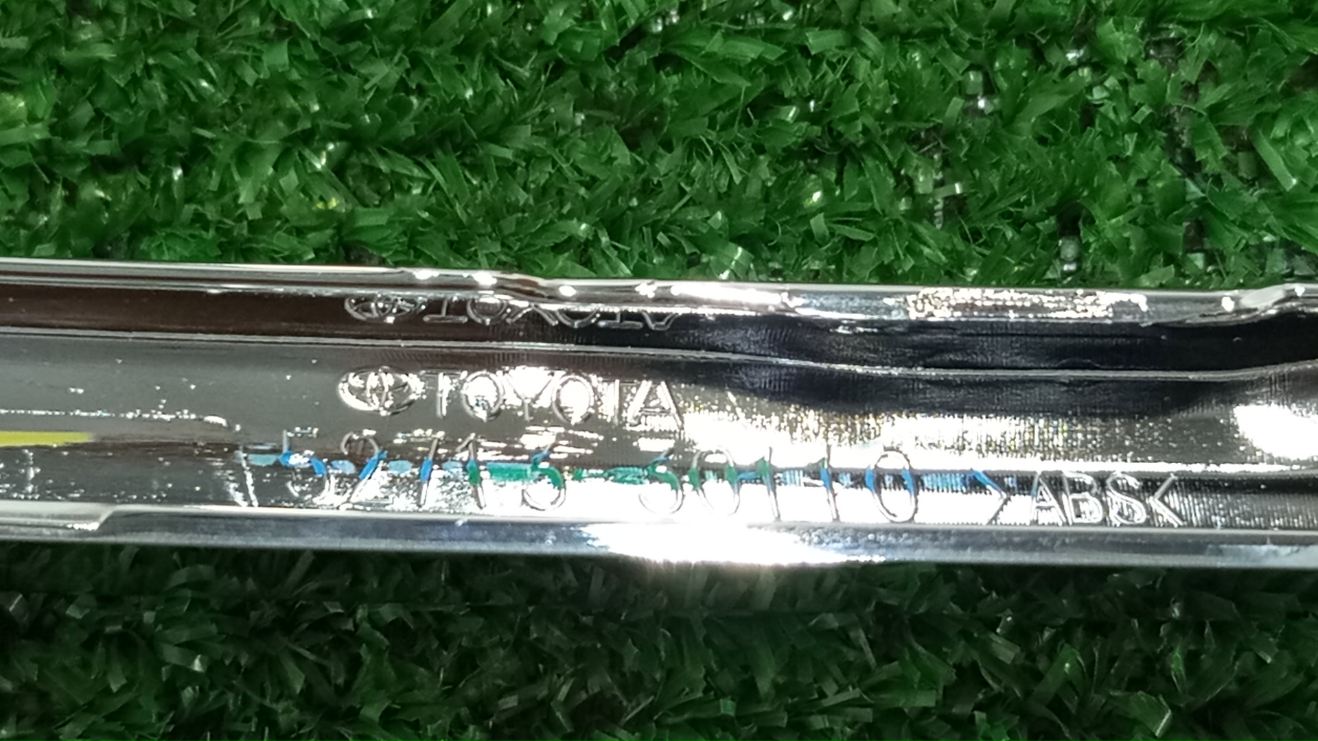 Молдинг на бампер левый передний TOYOTA CROWN AWS210 52713-30110 3 ракурс