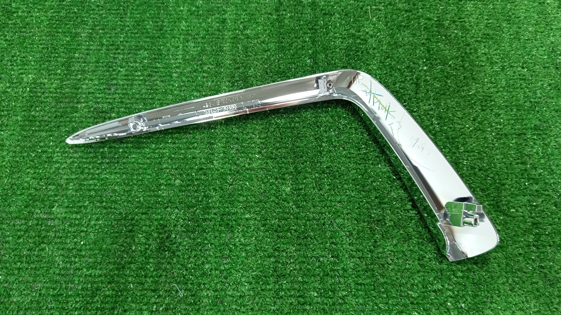 Молдинг на бампер правый передний TOYOTA CROWN AWS210 53123-30180 3 ракурс