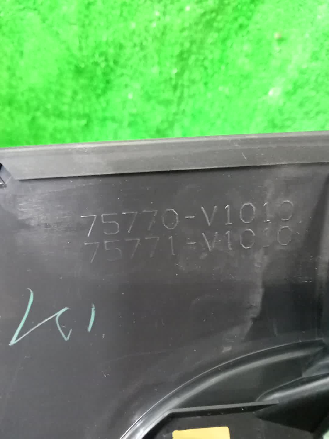 Молдинг капота TOYOTA NOAH MZRA90W 75770-V1010 5 ракурс