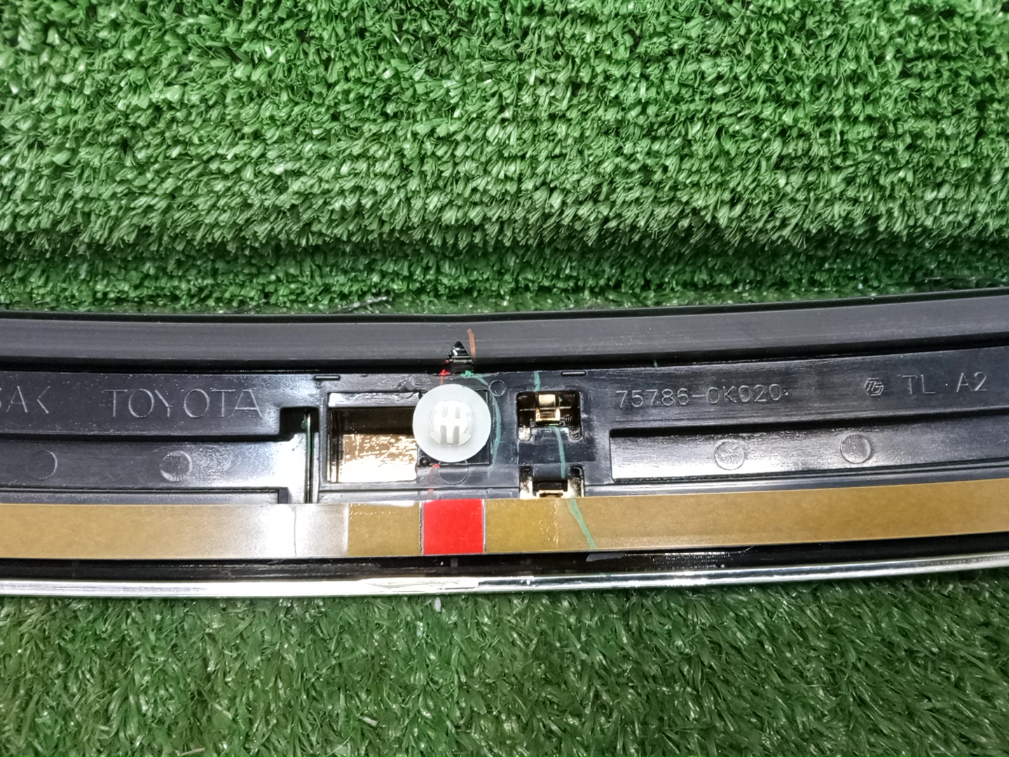 Молдинг капота TOYOTA HILUX GUN125 75770-0K450 4 ракурс