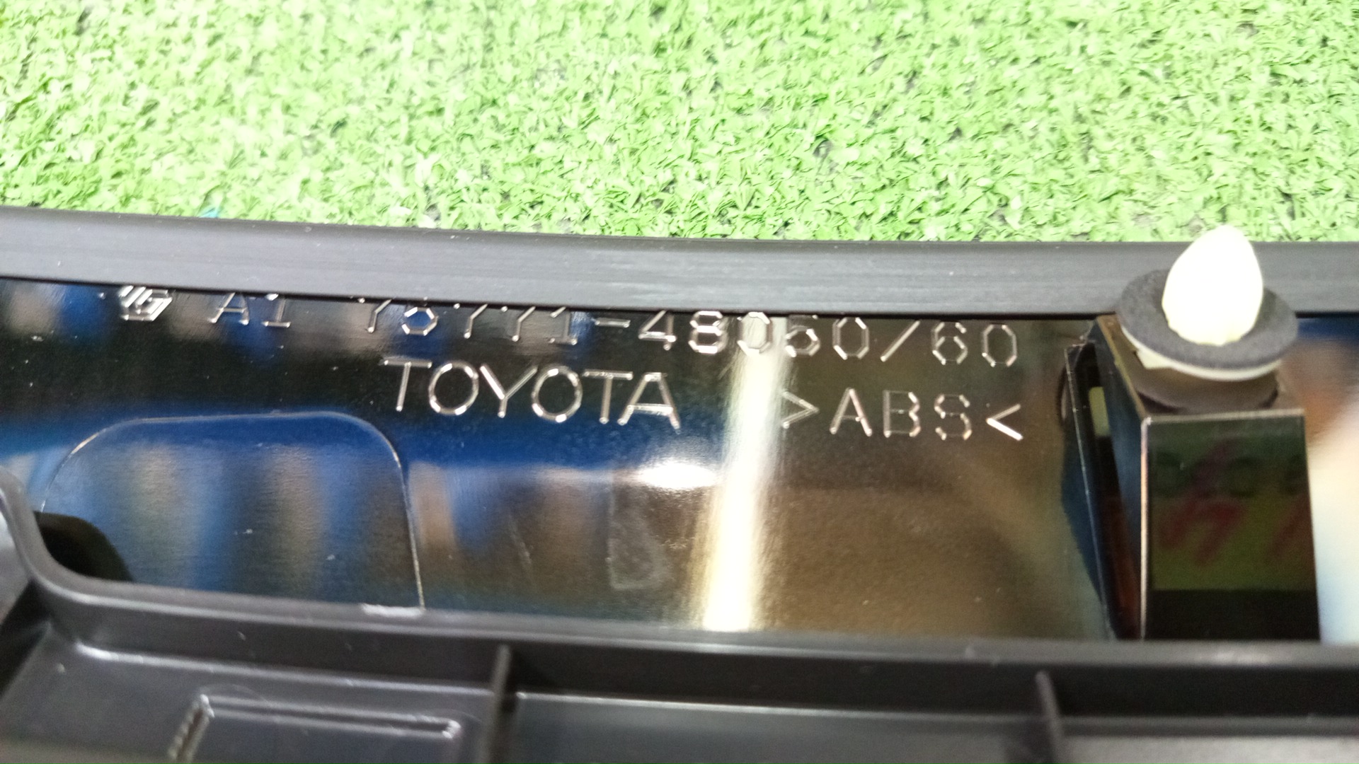 Молдинг капота TOYOTA HARRIER ZSU60W 75770-48080 5 ракурс
