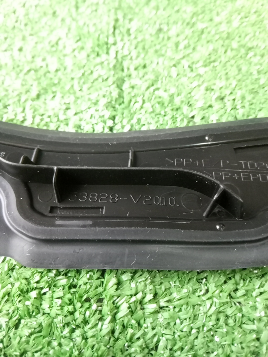 Пыльник крыла левый передний TOYOTA ALPHARD AAHH40W 53828-V2010 3 ракурс