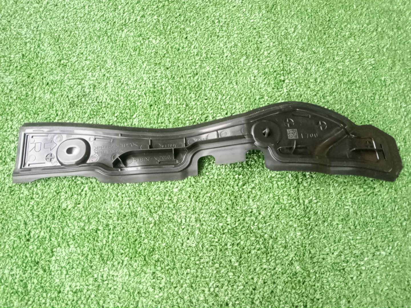 Пыльник крыла правый передний TOYOTA ALPHARD AAHH40W 53827-V2010 2 ракурс Пыльник крыла правый передний TOYOTA ALPHARD AAHH40W 53827-V2010 2 ракурс