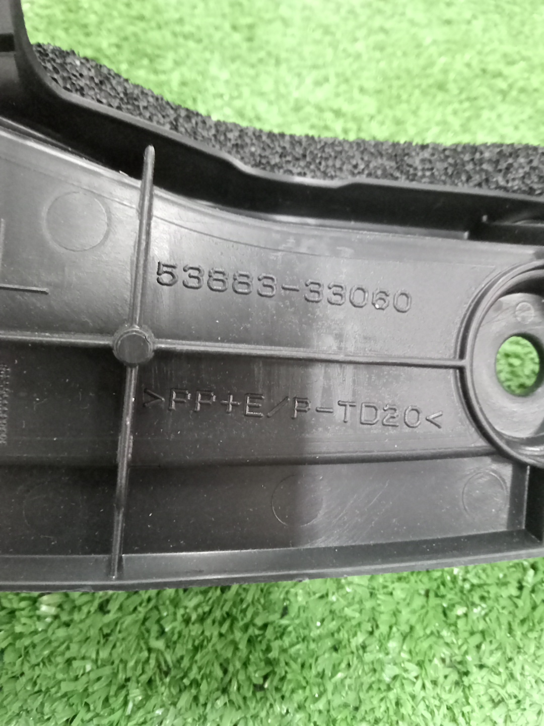 Пыльник крыла левый передний TOYOTA CAMRY AXVH70 53883-33060 3 ракурс