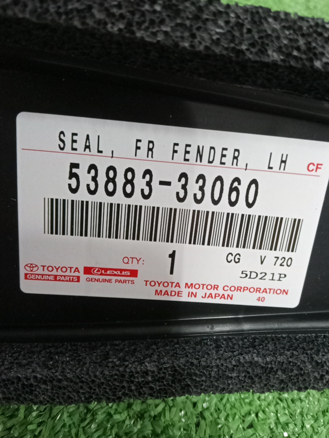 Пыльник крыла левый передний TOYOTA CAMRY AXVH70 53883-33060 4 ракурс